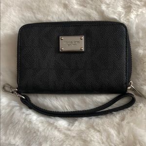 Michael Kors Essential Zippy Wallet